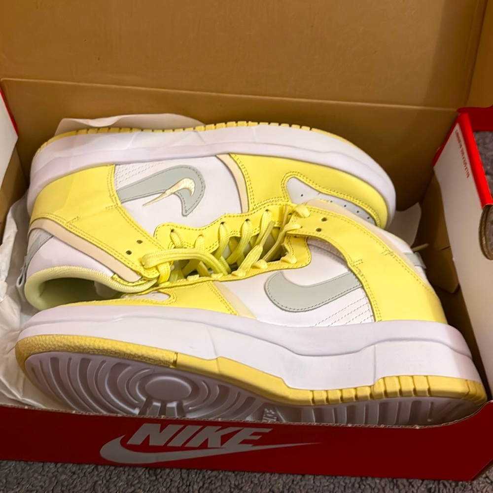 A Nike High Dunks sneaker stylish bright sneaker size 8.5 in women's never worn.